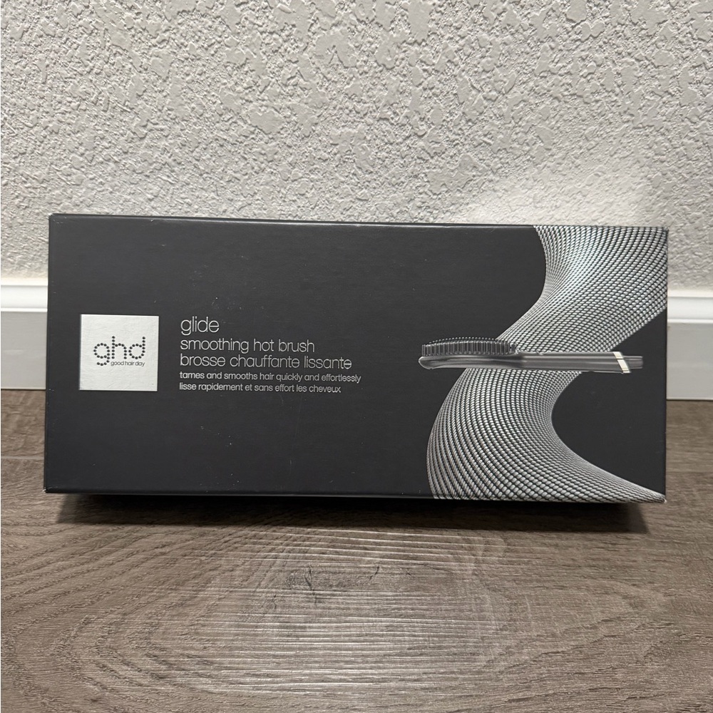 GHD GLIDE SMOOTHING HOT HAIR BRUSH  B1C002 BRAND NEW